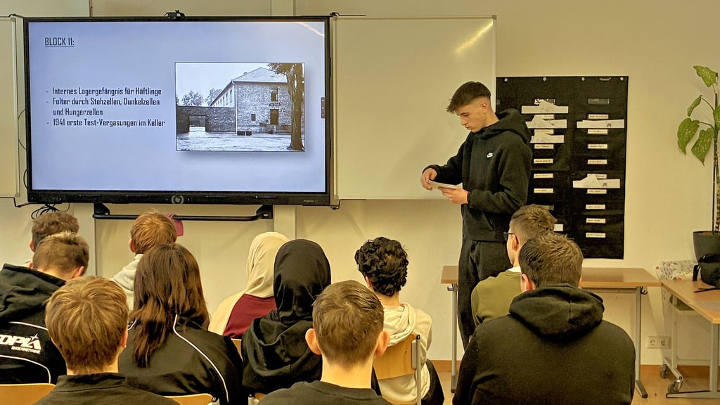 In seinem Vortrag berichtet Fynn Köhler  den anderen Schülern über das  Konzentrations- und Vernichtungslager Auschwitz. 
