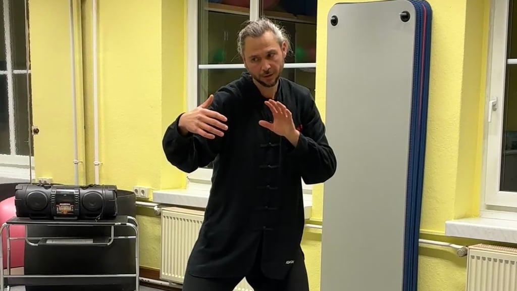 Tony Ußler bei einer Form namens „Shi San Shi“, die wichtige Grundtechniken im Tai Chi beinhaltet.