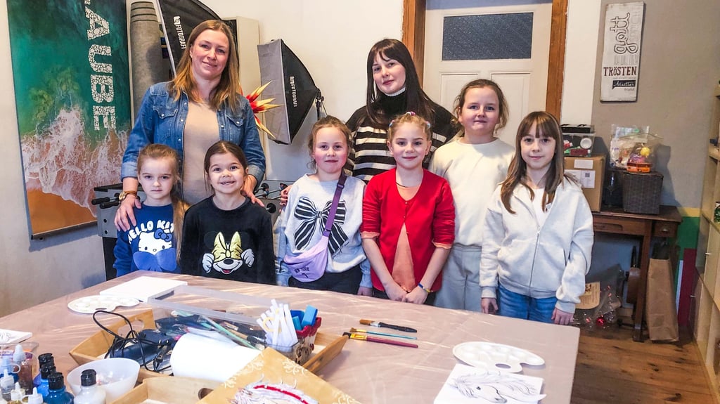 Malkurs für den guten Zweck: mit  Iryna Kukhianidze und Alina Denhub (hinten v.l.)