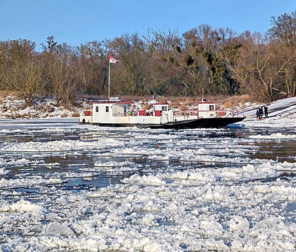 Der Blick über das Eis auf der Elbe in Aken zeigt: Die Fähre liegt am Ufer bei Steutz.
