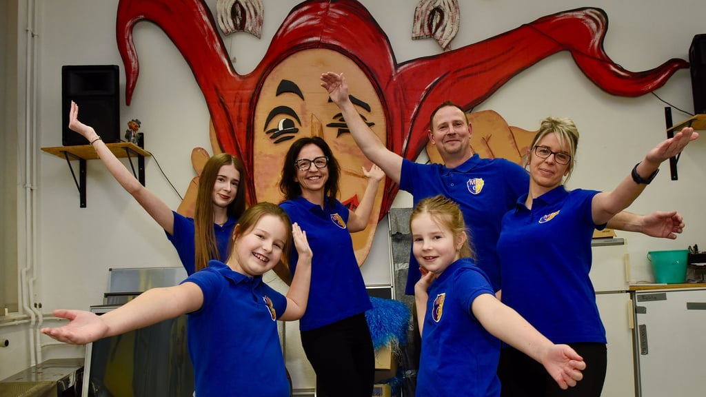 Leben für den Mansfelder Karneval: Greta und Frida (vorn, von links), Pauline, Kathleen Luz,  Marko Wölfer und Claudia Kujas (hinten, von links).