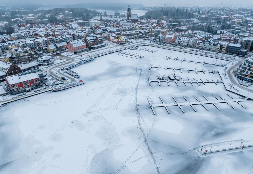 Eis bedeckt derzeit Seen der Mecklenburgischen Seenplatte - auch die Müritz.