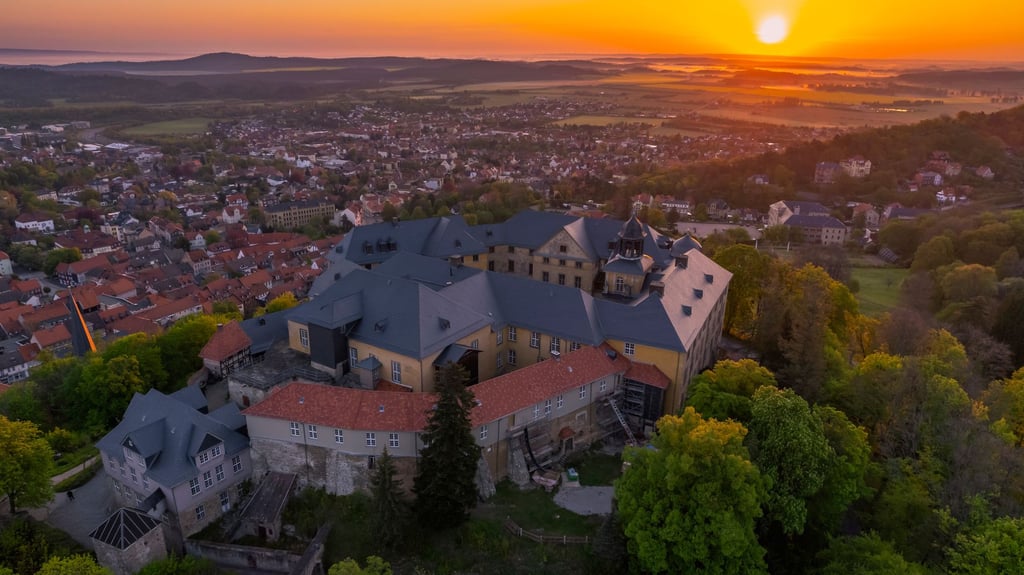 Romantischer Sonnenaufgang über dem Großen Schloss in Blankenburg. Das Wahrzeichen soll zur Top-Touristen-Attraktion im Harz ausgebaut werden.