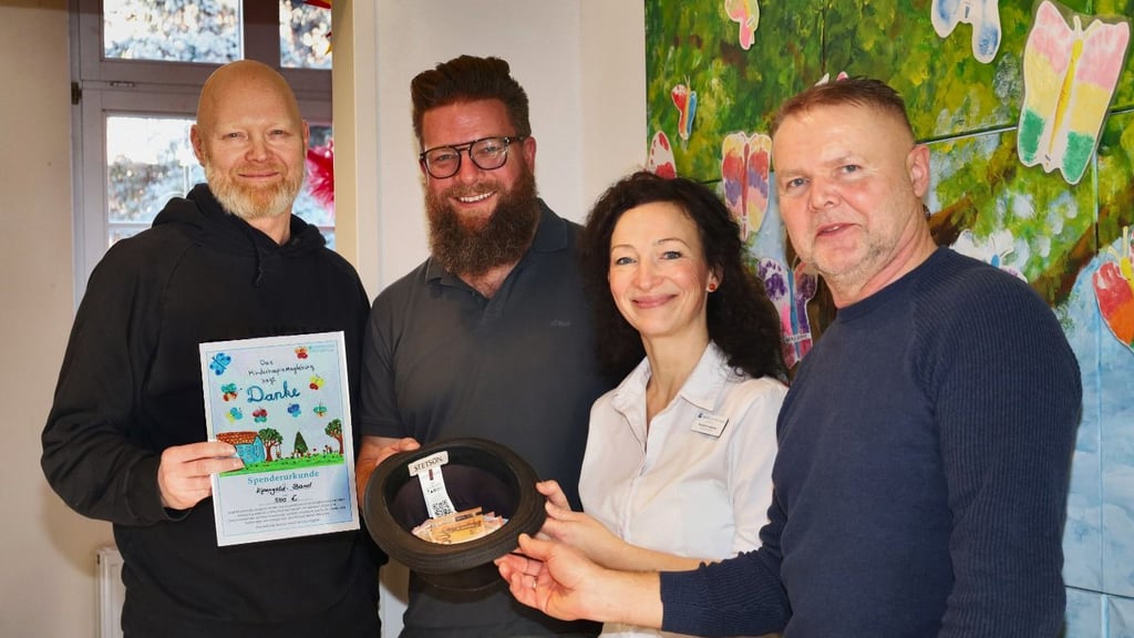 Mit Musik im Herzen und einem Lächeln im Gesicht: Mike Lippmann (v. l.), Jens Volkmann und Ronald Schilling von der „Kiepengold-Band“ überreichen die 500-Euro-Spende im Hut an Franziska Höppner, Leiterin des Kinderhospizes Magdeburg.