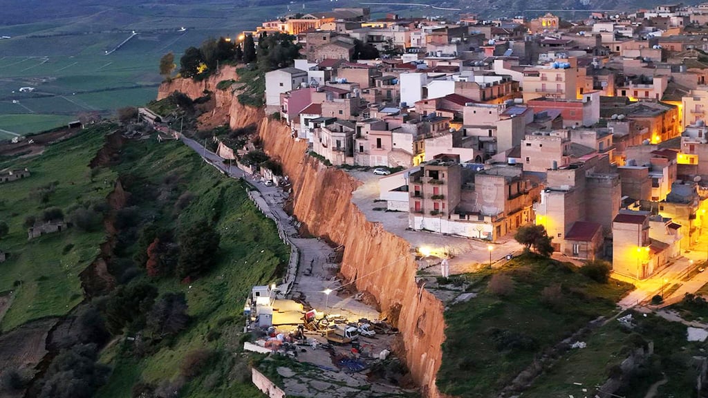 Nach schweren Unwettern droht in Niscemi ein Erdrutsch Teile eines Wohngebiets mitzureißen.