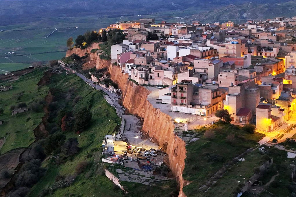 Nach schweren Unwettern droht in Niscemi ein Erdrutsch Teile eines Wohngebiets mitzureißen.