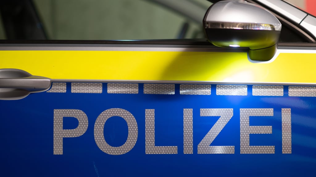 Die Polizei musste am Dienstagmorgen in Teuchern im Burgenlandkreis einen Unfall aufnehmen, der sich  auf winterglatter Straße ereignet hatte (Symbolfoto). 