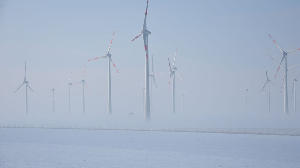 Der Windpark zwischen Brunau und Jeetze im Frühnebel.