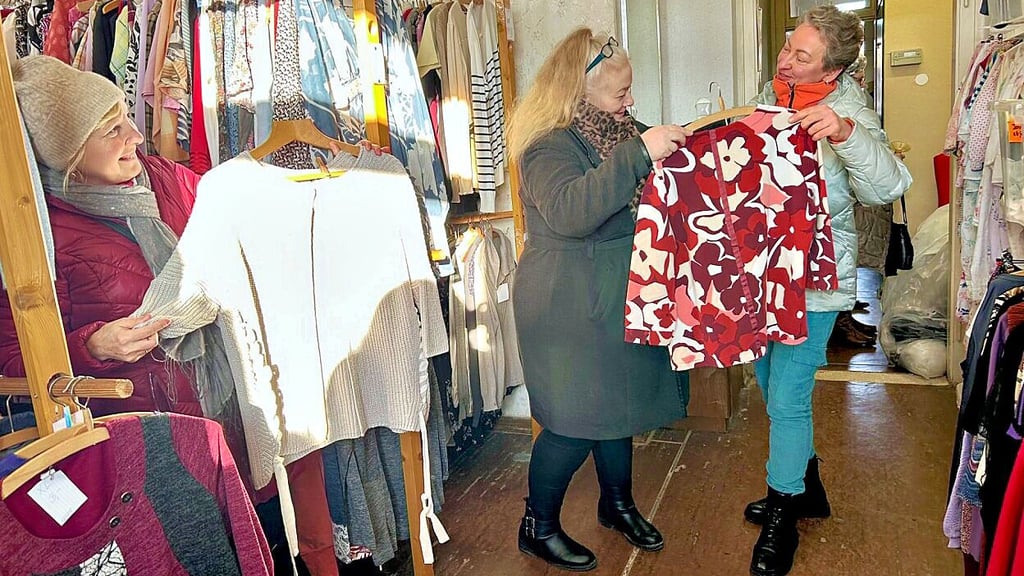 Sandra Yildiz (M.) berät  Kunden der Kleiderkammer Braunsbedra.