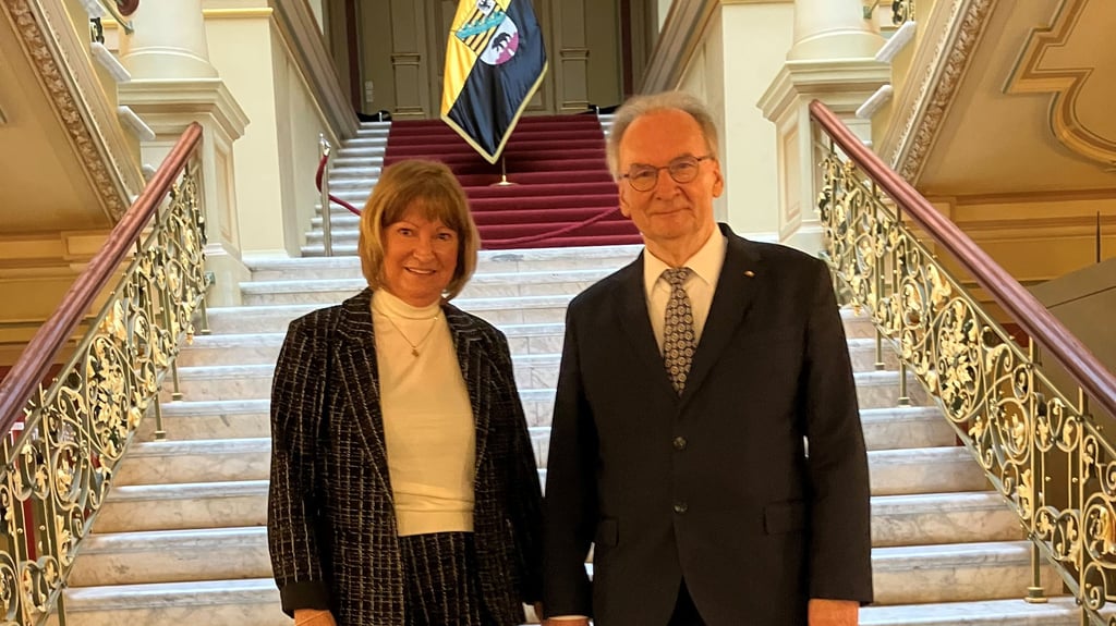 Abgang ohne Gedöns: Reiner Haseloff verlässt in Begleitung seiner Ehefrau Gabriele die Staatskanzlei Am 27. Januar trat er als Ministerpräsident zurück, um rechtzeitig vor der Landtagswahl im Herbst den Weg für Sven Schulze freizumachen.&nbsp;&nbsp;