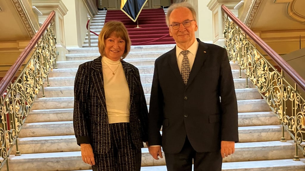 Abgang ohne Gedöns: Reiner Haseloff verlässt in Begleitung seiner Ehefrau Gabriele die Staatskanzlei. 