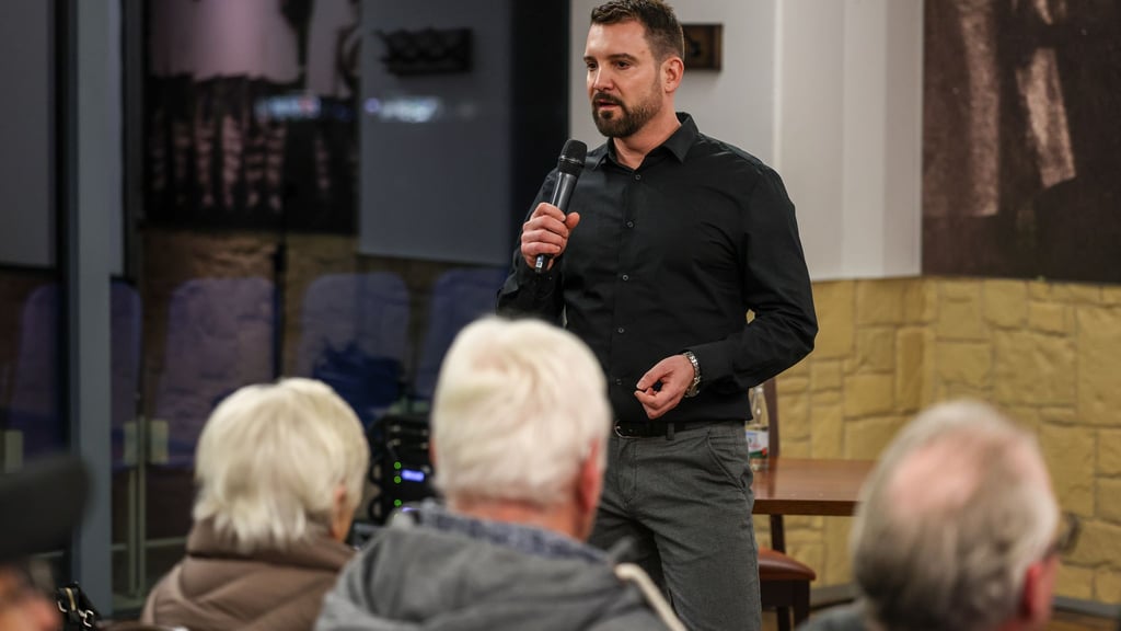 Der Rechtsanwalt Daniel Kuhlmann - hier bei einer Infoveranstaltung für Geschädigte - hat nach dem Gelsenkirchener Sparkassen-Einbruch nach eigenen Angaben erste Klagen gegen die Bank eingereicht. (Archivbild)