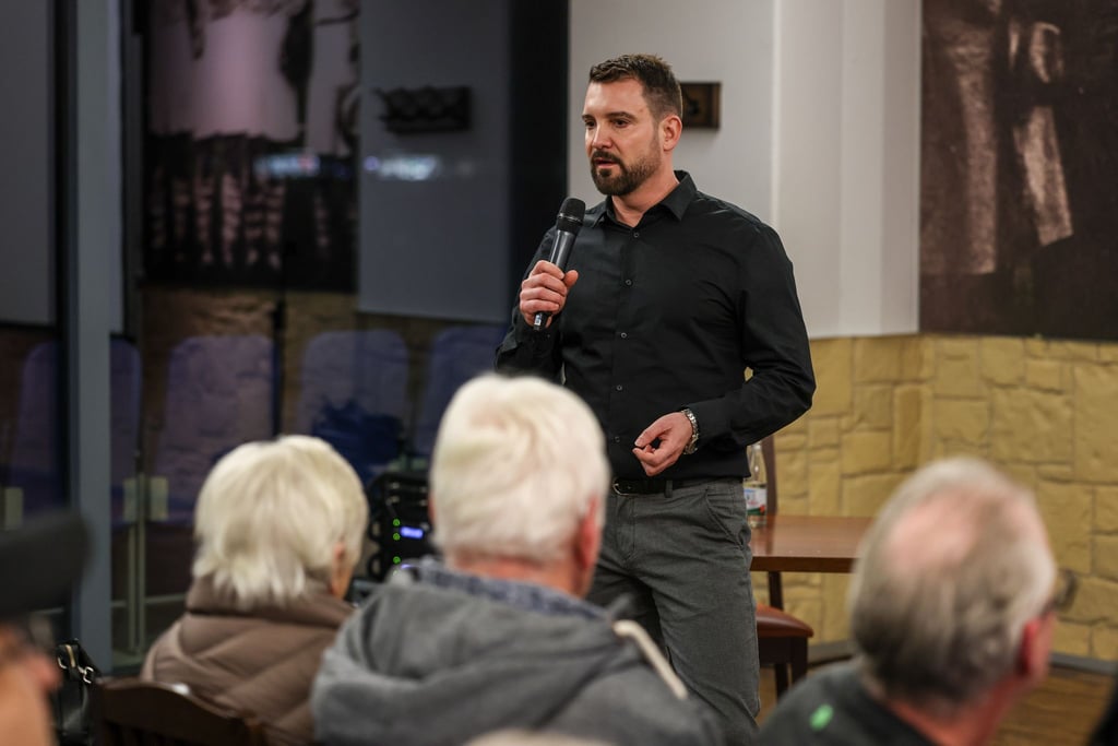 Der Rechtsanwalt Daniel Kuhlmann - hier bei einer Infoveranstaltung für Geschädigte - hat nach dem Gelsenkirchener Sparkassen-Einbruch nach eigenen Angaben erste Klagen gegen die Bank eingereicht. (Archivbild)