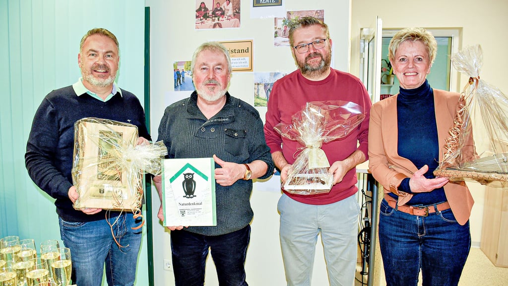 Der Standesbeamte der Verbandsgemeinde Egelner Mulde, Uwe Lachmuth (Zweiter von links), wurde gestern von Verbandsgemeinde-Bürgermeister Michael Stöhr (links), Fachbereichsleiter Sascha Josuns und Anita Nitschke, Leiterin des Bürgerservice, in den Ruhestand verabschiedet. 