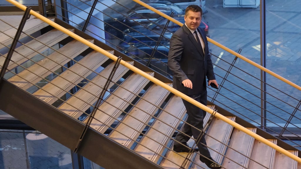 Hat im Büro auch gerne mal einen Ball am Fuß: CDU-Politiker Sven Schulze. (Archivbild)