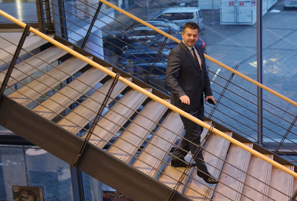 Hat im Büro auch gerne mal einen Ball am Fuß: CDU-Politiker Sven Schulze. (Archivbild)