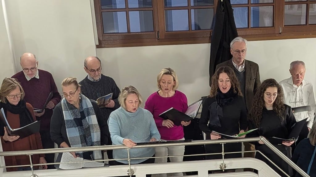 Treppensingen im Biederitzer Rathaus als kultureller Neujahrsempfang, wie Kantor Michael Scholl sagt.