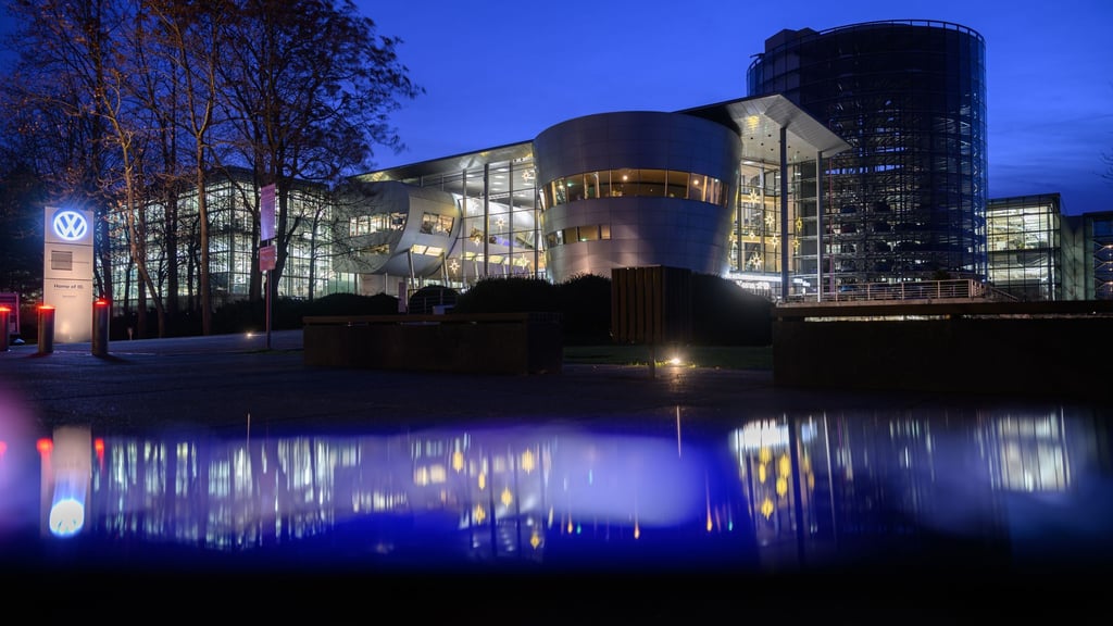 Die Gläserne Manufaktur von VW empfängt ab Donnerstag wieder Besucher zu Führungen im künftigen Innovationscampus (Archivbild).