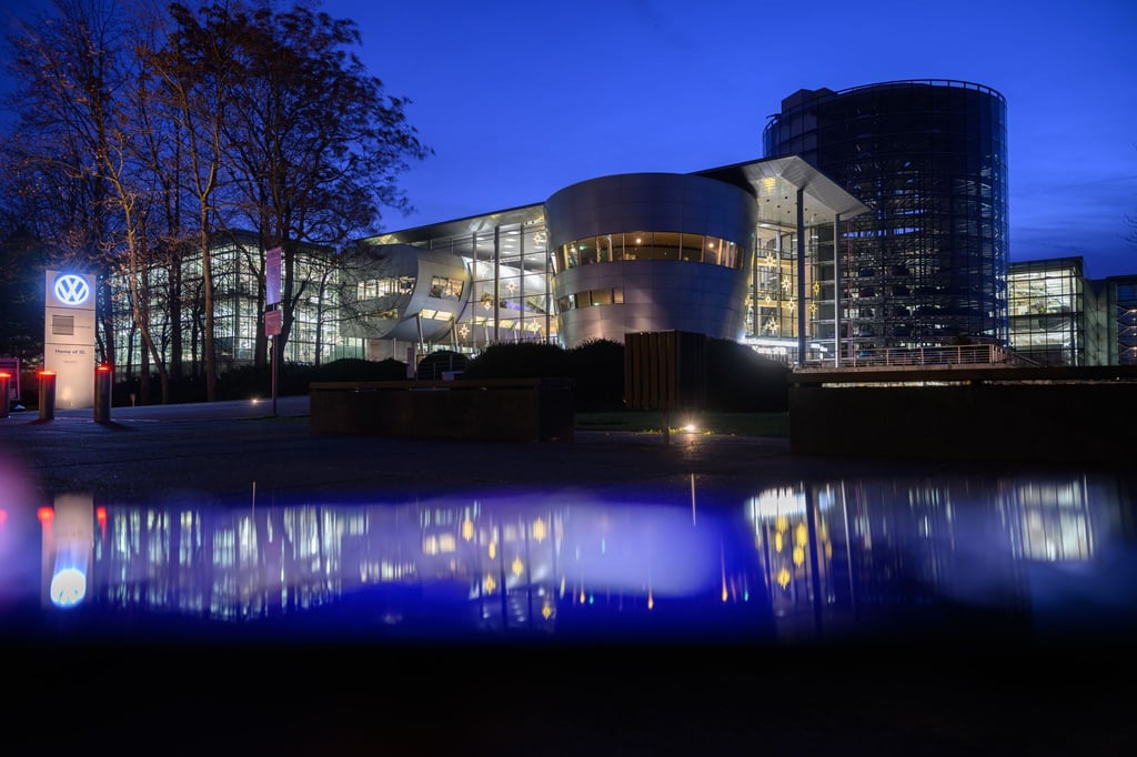 Die Gläserne Manufaktur von VW empfängt ab Donnerstag wieder Besucher zu Führungen im künftigen Innovationscampus (Archivbild).