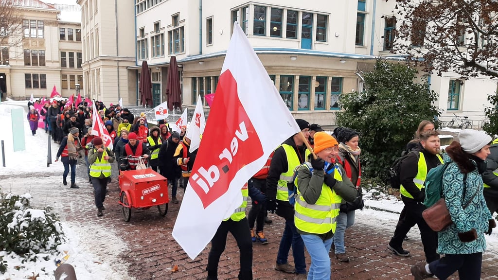 Vor der Uni Halle verschafften die Streikenden am Mittwoch im Ärger Gehör.