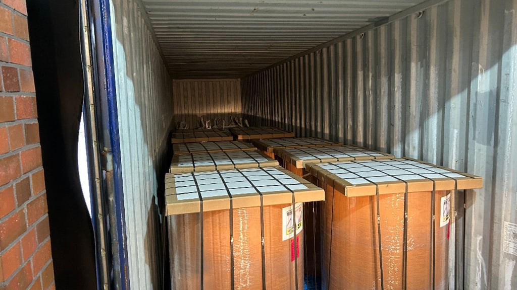 Im Inneren der Papierrollen waren 400 Pakete mit Heroin versteckt, die der Zoll bei einer Röntgenkontrolle im Hamburger Hafen entdeckte.