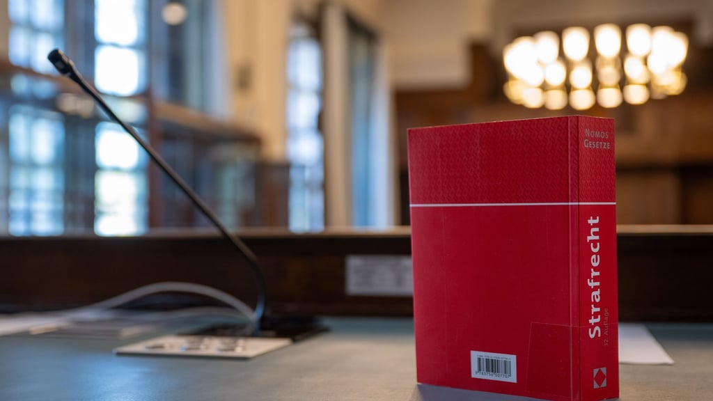 Eine Berlinerin ist wegen versuchter Anstiftung zum Mord an ihrem Ex-Mann zu drei Jahren und drei Monaten Haft verurteilt worden. (Symbolbild)