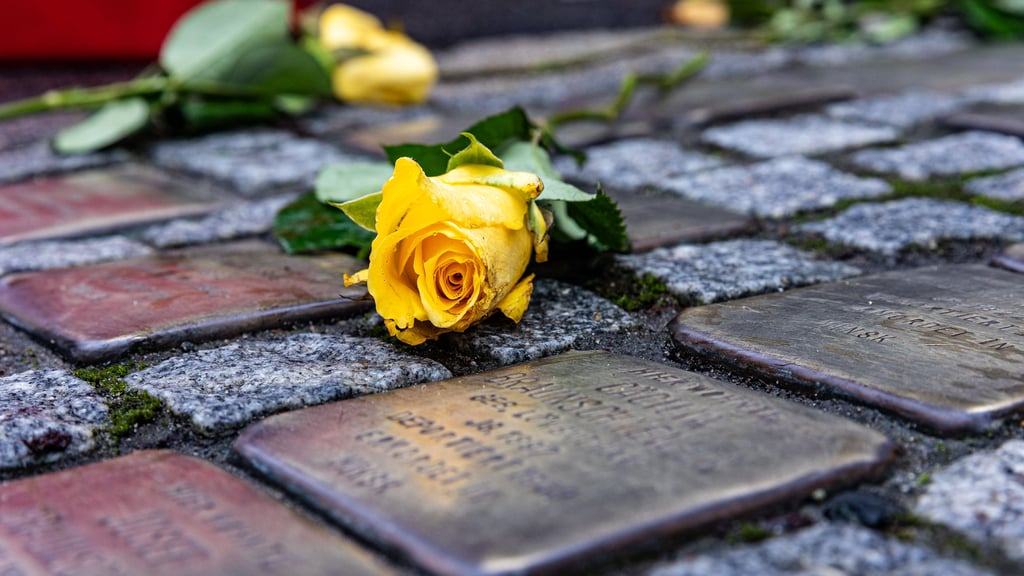 Der Künstler Gunter Demnig hat das Erinnerungsprojekt Stolpersteine 1992  ins Leben gerufen. In Wernigerode sind bislang 22 solcher Gedenkplatten verlegt.
