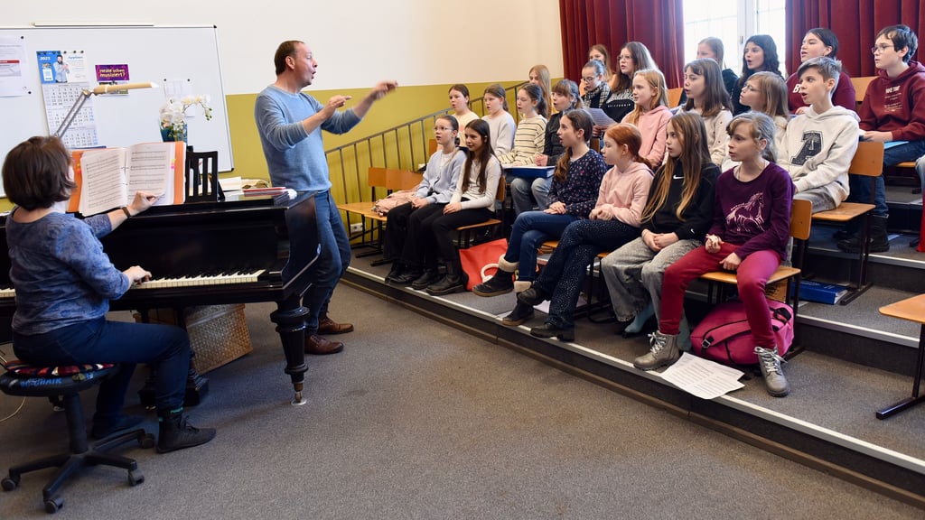 Christoph Reuter probt mit dem Kinder- und Jugendchor Lutherstadt Eisleben das Oratorium „Odyssee“. Am Klavier begleitet Chorleiterin Jana Schmidt.