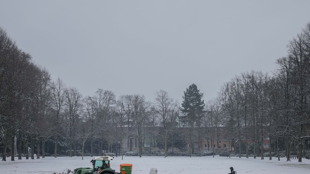 Die Winterdienste haben in Niedersachsen auch am Mittwoch viel zu tun.