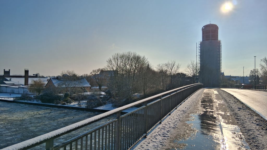 Die warme Wintersonne lässte den Schnee schmelzen.