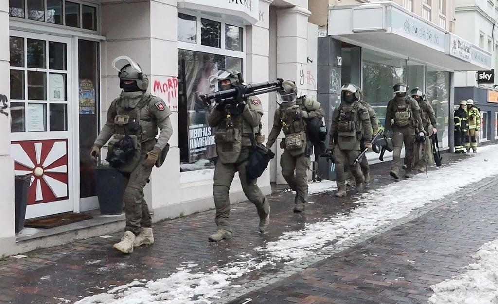 Spezialisten traten in Verhandlung mit einem Mann, der sich in einem Hotelzimmer verschanzt hatte.