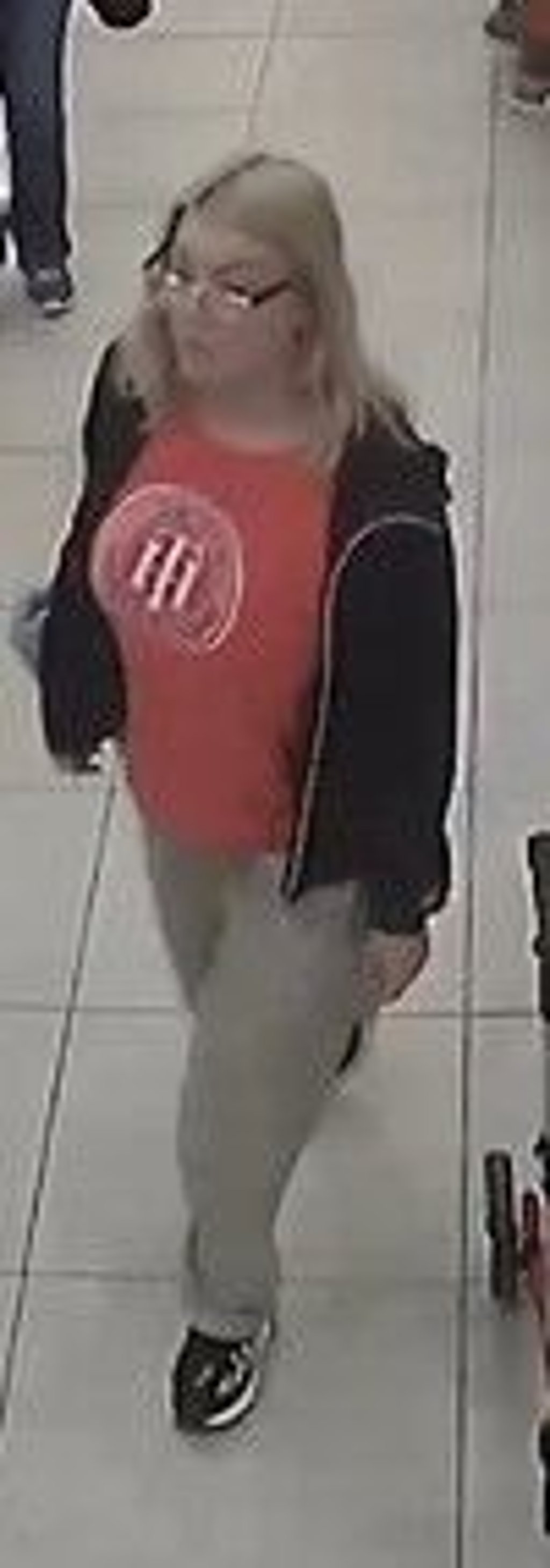 Die mutmaßlichen Täter haben 5.000 Euro erbeutet.