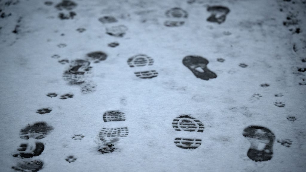 Die Polizei kann den mutmaßlichen Täter in einem Treppenhaus stellen, nachdem ihn seine Fußspuren verraten haben. (Symbolbild)