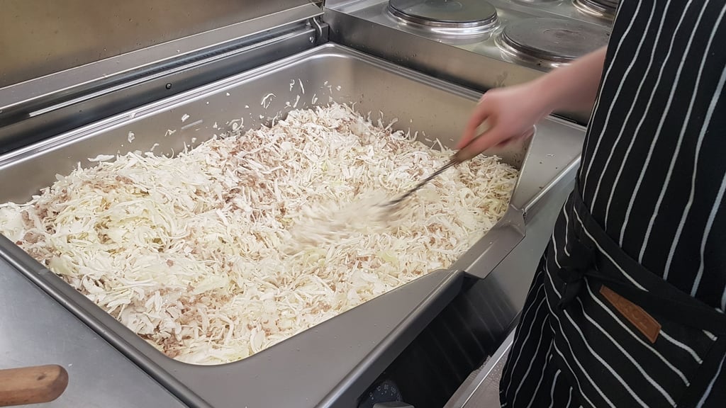 Blick in die Schulküche Groß Garz, wo die Köche der Verbandsgemeinde Seehausen vorübergehend Unterschlupf gefunden haben. 