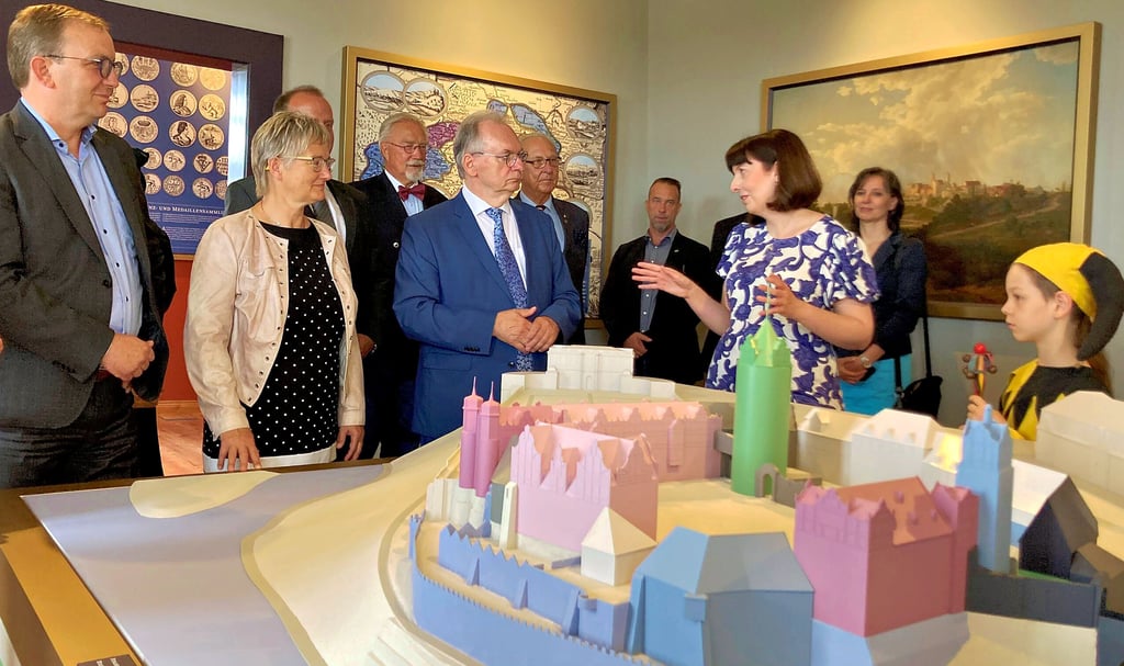 Im Juni 2023 kam Reiner Haseloff zur Wiedereröffnung des Museums ins Bernburger Schloss. Jetzt ist er vorzeitig aus dem Amt geschieden.