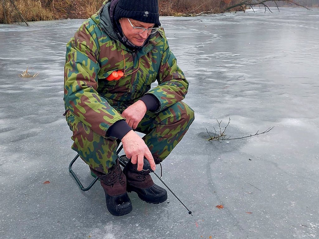 Beim Eisangeln verwendet Maik Stamler  eine Eisrute mit Köder. 