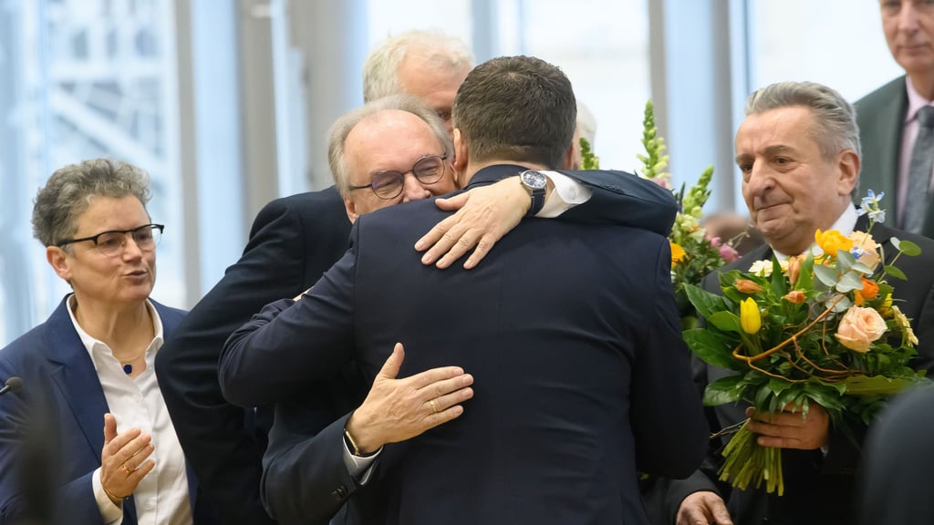 Im ersten Anlauf gewählt: Ministerpräsident Sven Schulze (Mitte) wird von Amtsvorgänger Reiner Haseloff umarmt. Glückwünsche kommen auch von Gunnar Schellenberger (alle drei CDU) und Lydia Hüskens.