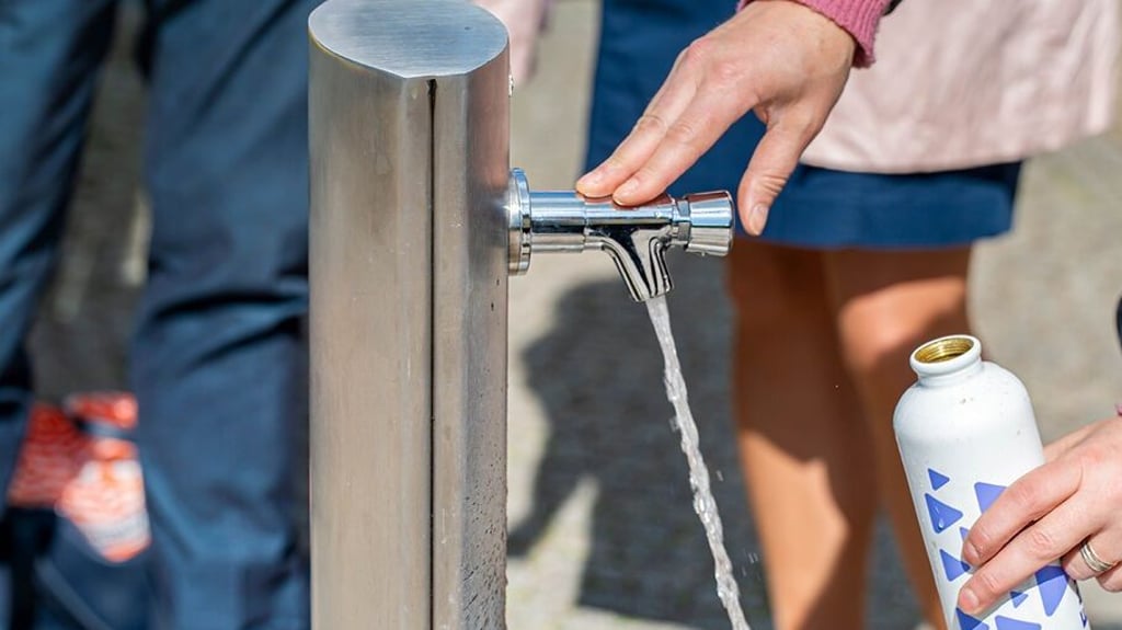 In der Magdeburger Innenstadt wurde 2025 der erste von 13 geplanten Trinkwasserbrunnen installiert. Aktuell ist er aber verschwunden.