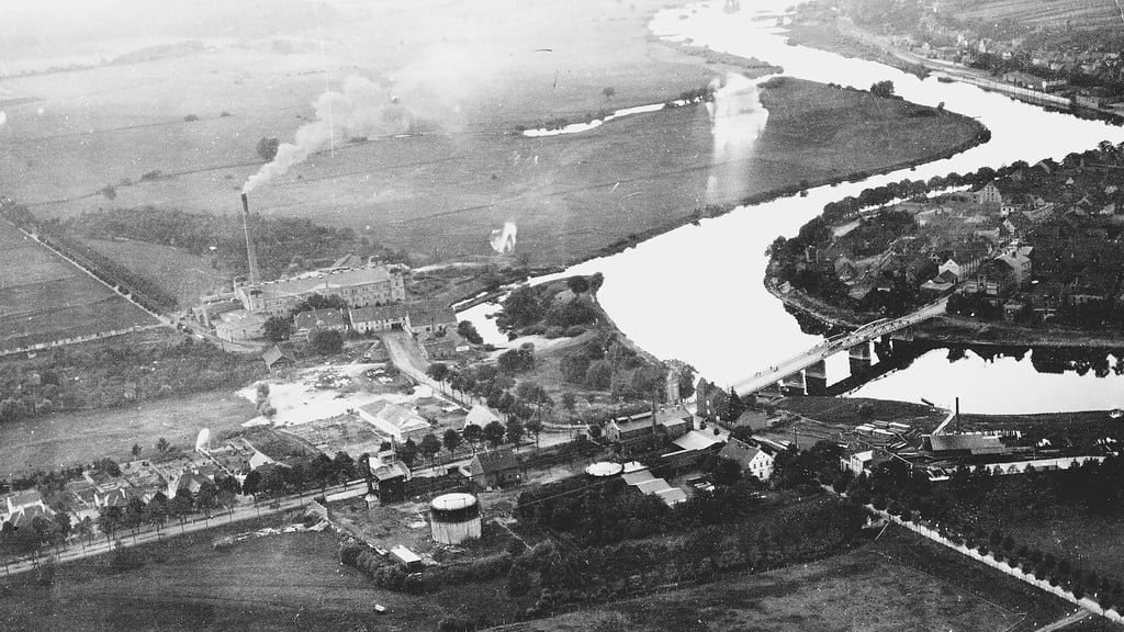 Die Luftaufnahme zeigt die Ziegelei in der Havelberger Elbstraße mit dem rauchenden Schornstein. Hier, wie in vielen anderen Betrieben in Havelberg  und Umgebung, wurden in der NS-Zeit  Zwangsarbeiter beschäftigt.