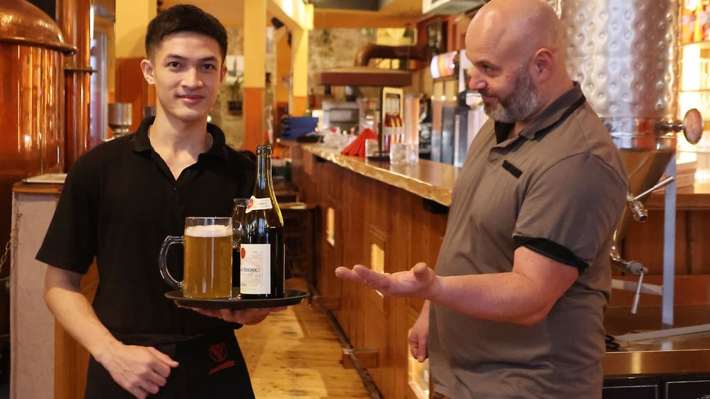 Duc Khanh Lai (links) hat eine Ausbildung im Halleschen Brauhaus begonnen. Lukas Röse freut sich über den Zuwachs im Team.
