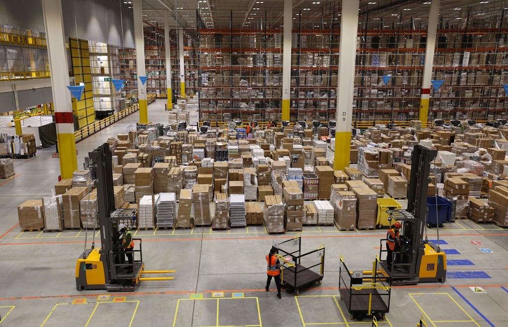 Aus solchen Logistikzentren beliefert Amazon seine Kunden. (Archivbild)