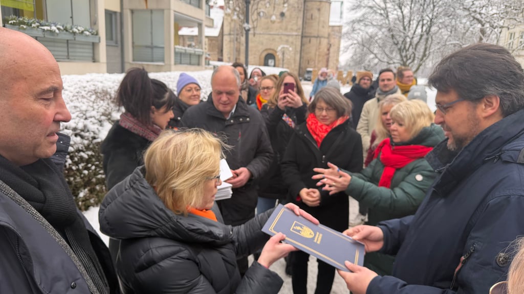 Magdeburgs Jugend-Beigeordneter Ingo Gottschalk (l.) und Jugendhilfeausschussvorsitzende Kornelia Keune bei der Übergabe der Resolution für die Schulsozialarbeit an den Landtagsabgeordneten Tobias Krull.