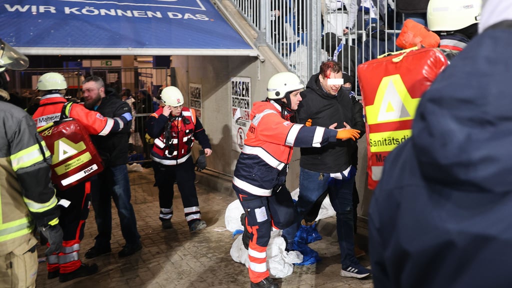 Bei den Krawallen am Rande des  Ost-Derbys 1. FC Magdeburg - Dynamo Dresden gab es 70 Verletzte.