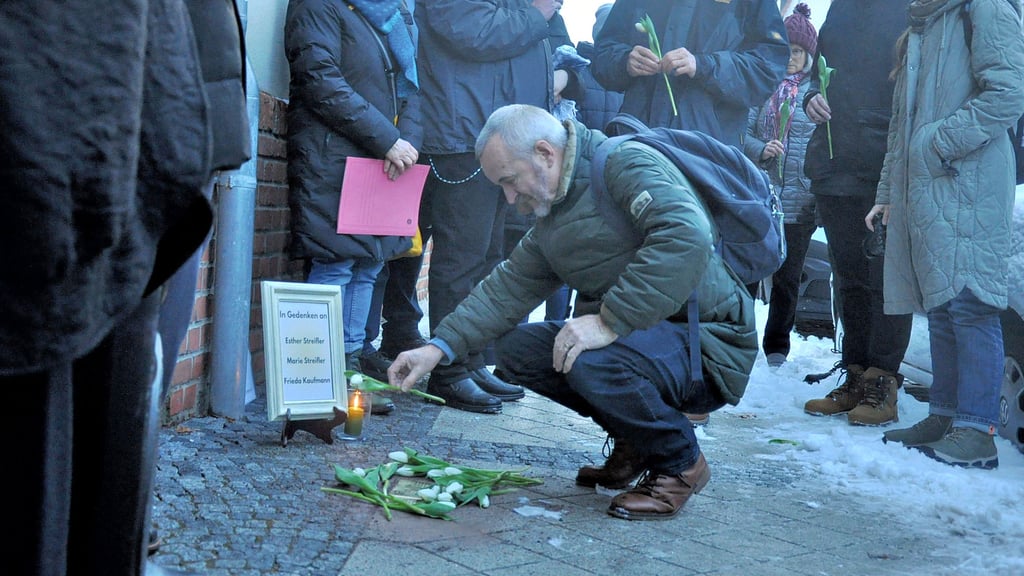 In der Bruchstraße 8 in Stendal wurden drei Stolpersteine für Esther Streifler, Marie Streifler und Frieda Kaufmann verlegt.