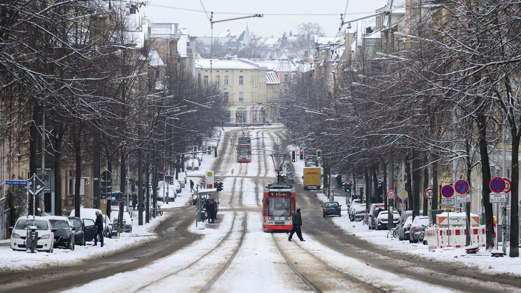 Autofahrer und Fußgänger in Sachsen-Anhalt müssen sich in dieser Woche auf glatte Straßen einstellen.