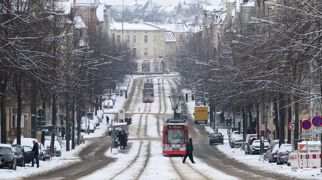 Autofahrer und Fußgänger in Sachsen-Anhalt müssen sich in dieser Woche auf glatte Straßen einstellen.