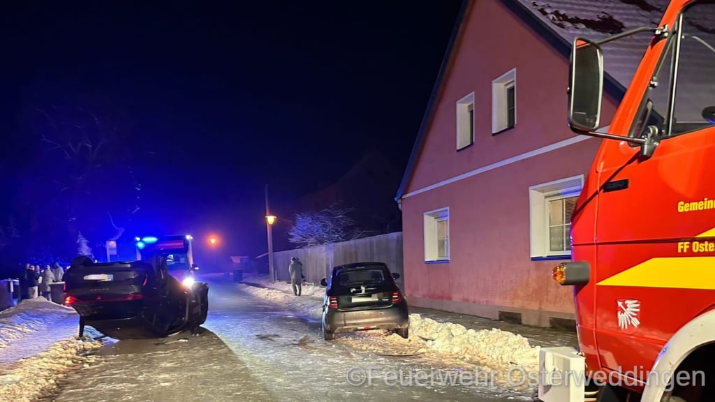 Das Auto war auf dem Dach liegengeblieben.