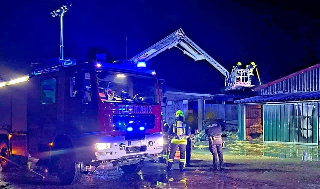 Die Kameraden der freiwilligen Feuerwehren,  hier     2024 in Buschkuhnsdorf, sind  bei Großeinsätzen  auch mehrere Tage  im Einsatz.