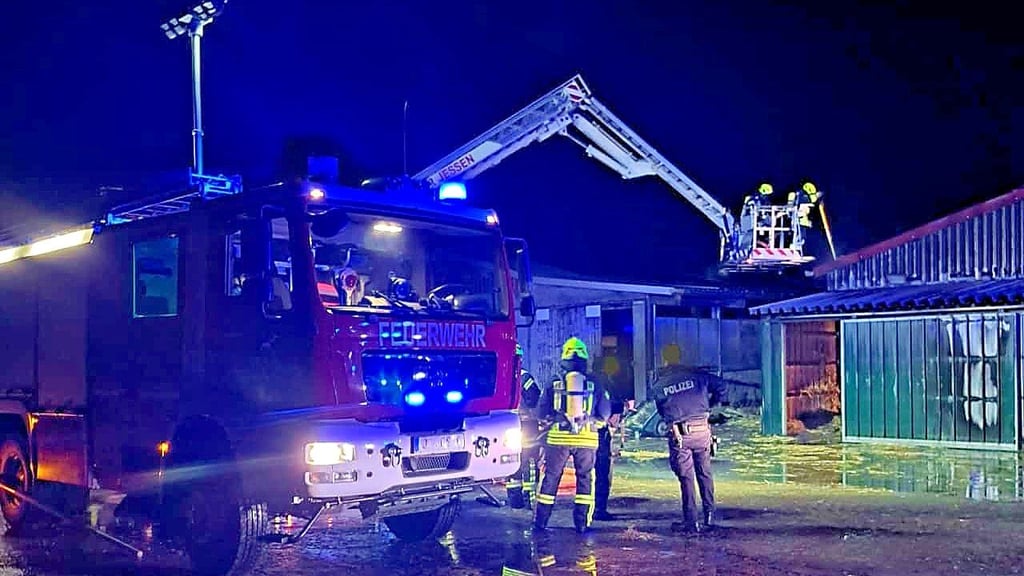 Die Kameraden der freiwilligen Feuerwehren,  hier     2024 in Buschkuhnsdorf, sind  bei Großeinsätzen  auch mehrere Tage  im Einsatz.