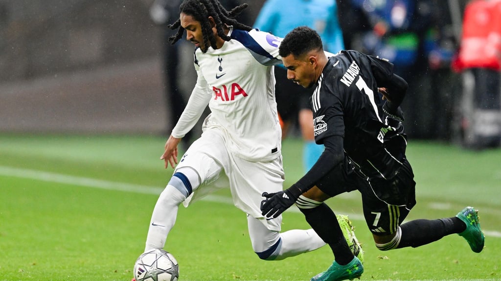 Eintracht Frankfurt mit Ansgar Knauff (r) und Tottenham Hotspur um Djed Spence (l) lieferten sich eine umkämpfte Begegnung.